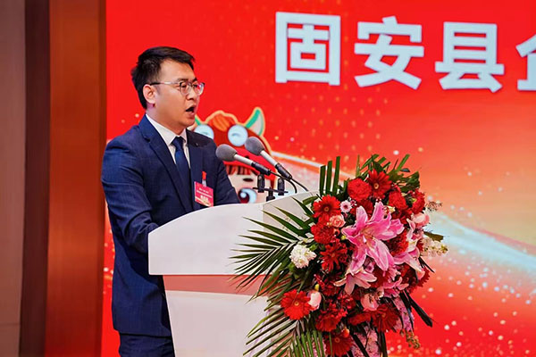 縣委書記韓金虎宣讀獲獎企業名單，并為其業頒獎